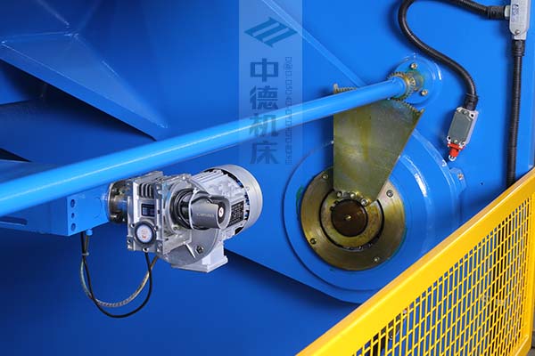 ZDS-2032剪板机后档料布局,平行度高,并接纳国际一流品牌轴承,耐磨抗压寿命长.jpg ZDS-2032剪板机后档料布局,平行度高,并接纳国际一流品牌轴承,耐磨抗压寿命长.jpg